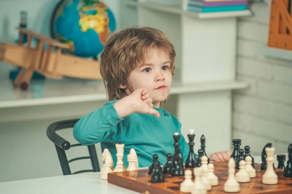 Thinking child. Intelligent, smart ass kids. Games good for brain intelligence concept. Kid Playing Chess — Stockfoto