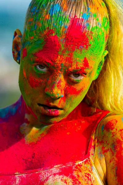 Mode närbild porträtt av ung flicka på holi färgfestival. — Stockfoto