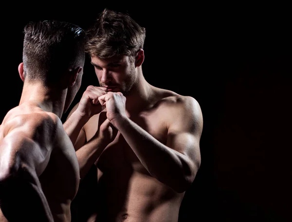 Snygga killar slåss. Två unga män står ansikte mot ansikte. naken kropp, naken överkropp. — Stockfoto