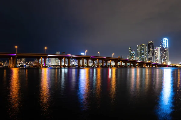 Miami, na baixa. Miami, Flórida, EUA skyline centro da cidade. — Fotografia de Stock