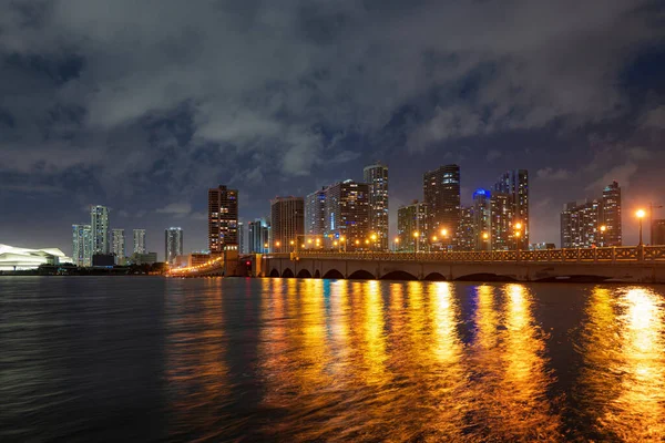 Krásné barevné město Miami panorama a záliv s nočními mraky. Miami night. — Stock fotografie