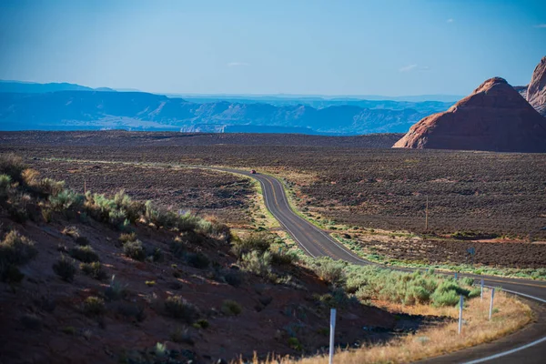 Asfalto rodovia e paisagem colina sob o céu azul. — Fotografia de Stock