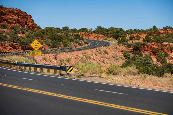 Cênica vazia uma rodovia no Arizona, EUA. — Fotografia de Stock