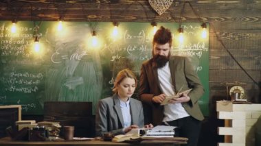 Profesör sınıfta ders veriyor..