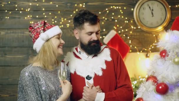 Immagine di una giovane coppia di famiglia che si abbraccia nel periodo natalizio. Vigilia di Natale. — Video Stock