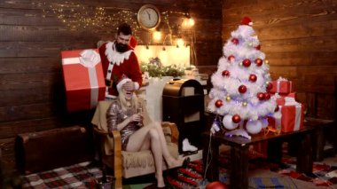 Karı koca, Noel için sürpriz bir eş. Adam sevgilisine Noel hediyesi veriyor. Noel 'i ya da yeni yılı kutlayan çift.