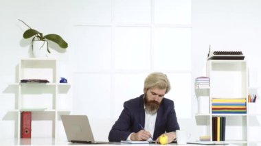 Patron. İşadamı patronluk taslıyor.