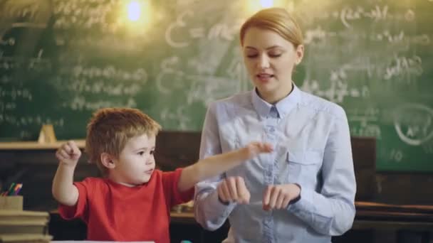 Mère un enfant fils à l'école primaire. — Video