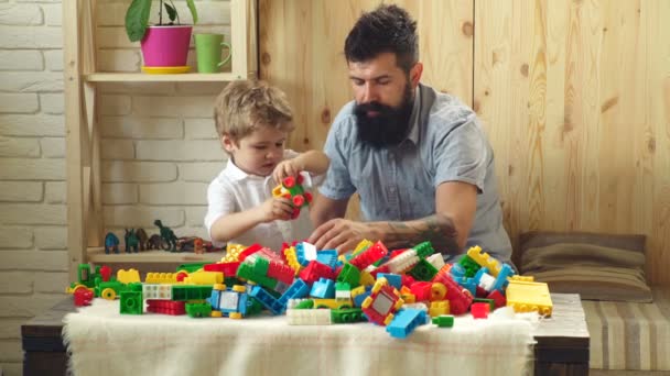 Père et fils s'amusent à la maison, paternité familiale et concept d'enfance. — Video