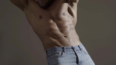 Seksi omuzları ve göğsü olan adam, karın kasları, karın kasları ya da altılı paket.