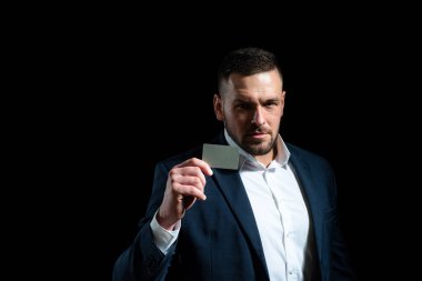 Gömlekli ve takım elbiseli yakışıklı adamın kredi kartı var..
