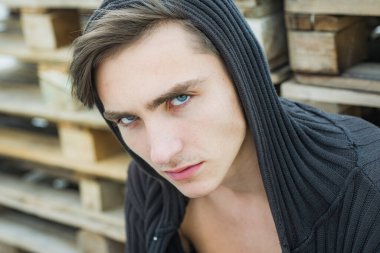 Genç adamın kameraya baktığı bir stüdyo fotoğrafı. Kendine güveni olan yakışıklı bir adam. Ciddi konsantre erkek modeli..