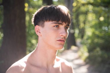 Dışarıda ciddi bir genç adam var. Erkek güzellik konsepti. Şık saç kesimi, saç stili. Kendine güveni olan yakışıklı adam..