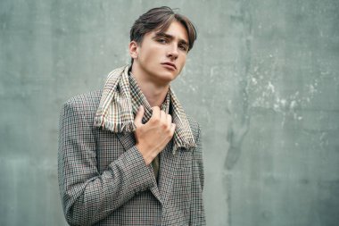 Eski ve eski usul. Yakışıklı delikanlının yakın portresi..