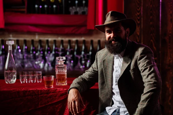 Armarios barbudos, camarero o camarero en el bar. Hombre con barba y bigote, vintage retro. —  Fotos de Stock