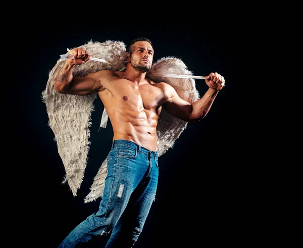 Vleugels, man engel. Topless shirtloos mannelijk model op zwart. Naakte jongen.. — Stockfoto