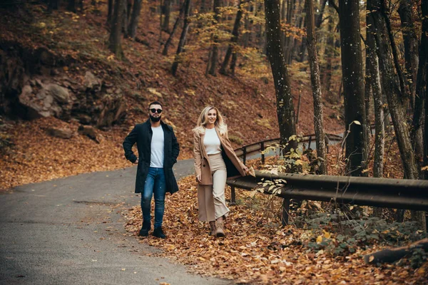 Φθινοπωρινό ζευγάρι ερωτευμένο περπατώντας στο πάρκο. — Φωτογραφία Αρχείου