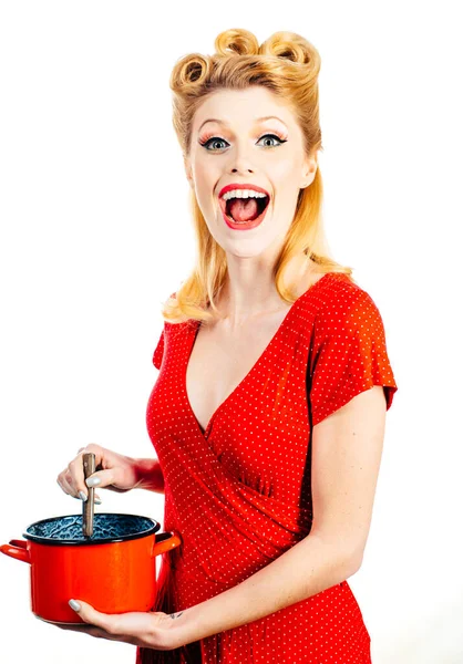 Vtipná žena mrkání v kuchyni a vaření, — Stock fotografie