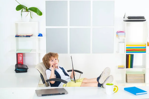 Kleiner Junge Geschäftsmann Vermarkter am Computer im Büro, Programmierer, Business Analyst, Designer, Manager. Geschäftsmann im Amt entspannt sich im Stuhl. — Stockfoto