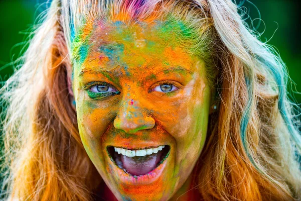 Счастливая девушка празднует праздник Холи. Портрет счастливой девушки на фестивале цвета холи. — стоковое фото