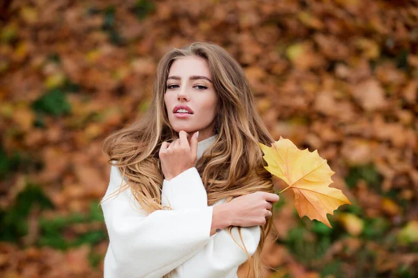 Vacker ung blond kvinna tillbringar tid i höstparken. — Stockfoto