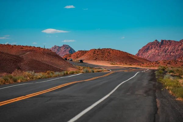 American roadtrip. Natural american landscape with asphalt road to horizon. — Stock Photo, Image