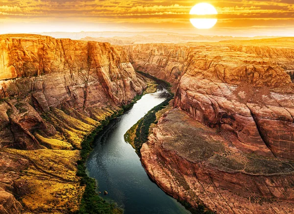 Gün batımında Grand Canyon 'da Horseshoe Bend' de. Kırmızı kaya kanyonu yolu panoramik manzara. Kızıl Kaya Kanyonu 'ndaki dağ yolu çöl manzarası.