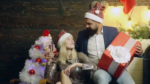 Pareja de Navidad. Alegre hombre y mujer abre regalo de Navidad. — Vídeos de Stock