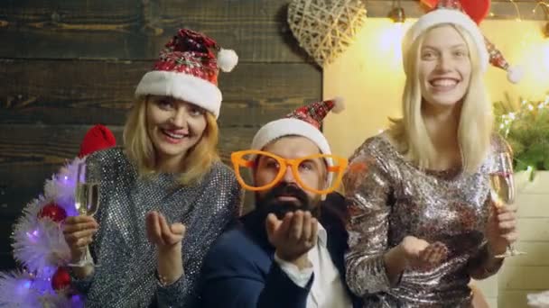 Wintervakantie en grappige mensen concept. Positieve menselijke emoties gezichtsuitdrukkingen. — Stockvideo