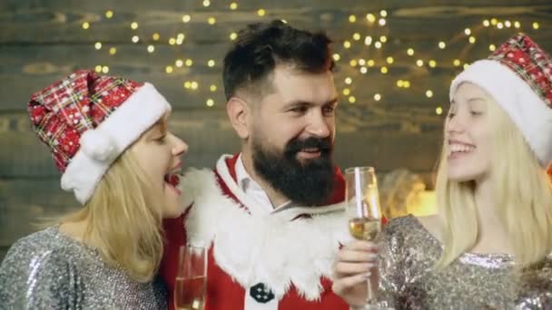 Frohe Weihnachten und frohe Feiertage. Lustige Menschen mit roter Weihnachtsmütze. Frohes neues Jahr Freunde. — Stockvideo