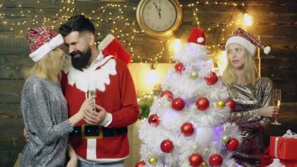 Amici che celebrano Natale o Capodanno. Single donna sola manca un fidanzato. — Video Stock