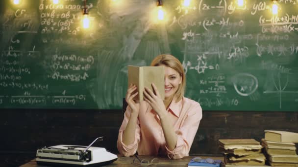 Estudiante feliz leer libro en la universidad. — Vídeos de Stock