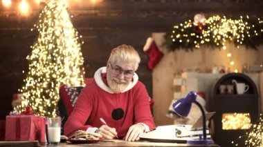 Noel Baba dilek listesi ile evde.