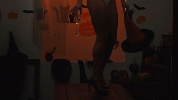 Sexy Halloween. Nohy mladé dívky. Holky šílí a svlékají se v nočním klubu. — Stock video