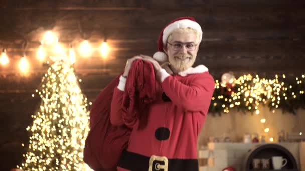 Santa Claus bailando con bolsa de regalos. Entrega regalos de Navidad. Expresiones faciales y emociones humanas positivas. — Vídeos de Stock