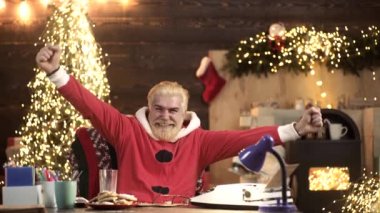 Heyecanlı Noel Baba evde..