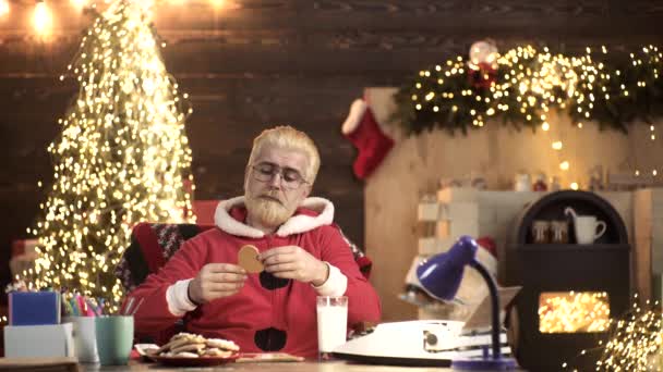 Άγιος Βασίλης σε ξύλινο σπίτι εσωτερικό ανάγνωση επιστολή λίστα επιθυμιών. — Αρχείο Βίντεο