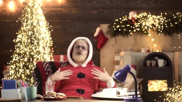 Crazy Santa Claus τραγουδούν ραπ ή Hip Hop στο σπίτι κοντά χριστουγεννιάτικο δέντρο. Διακοπές Πρωτοχρονιάς. Αστείος δημοσιογράφος. — Αρχείο Βίντεο