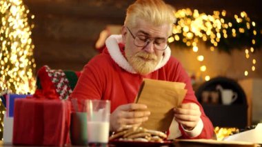 Noel Baba evde. Noel Baba Noel gecesi için hazırlan. Evin içinde dilek listesi mektupları var. Mutlu yıllar..