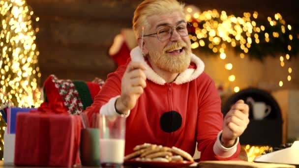 Смешной сумасшедший Санта Клаус с блестками и бенгальским светом. Новогодний праздник. Счастливый улыбающийся смеющийся Санта Клаус. Смешная рождественская эмоция. — стоковое видео