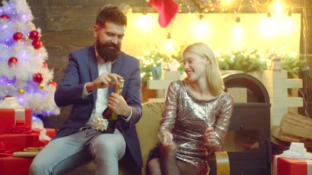 Couple de Noël amoureux. Un homme ouvre une bouteille de champagne. Joyeux Noël et bonne année. Couple romantique amoureux se sentant heureux de leur romance passer la veille de Noël ensemble. — Video