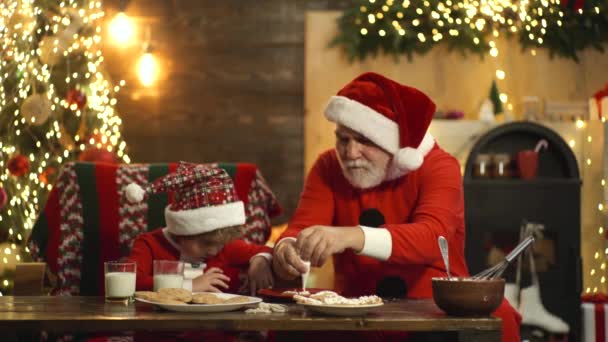 Lindo niño con Santa preparación galletas de Navidad para la familia. Abuelo y nieto preparan Año Nuevo. — Vídeos de Stock