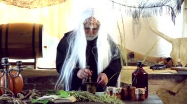 Ürkütücü adam. Lanet büyüsü. Büyülü ve büyülü mistik cadılar bayramı büyüsü. Cadılık ve gizemcilik. Sihirli yetenekler.