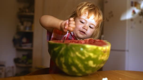 Dziecko je arbuza. Zabawny dzieciak jedzący arbuza. Dziecko, dziecko, zdrowe jedzenie. Małe dziecko je arbuza.. — Wideo stockowe