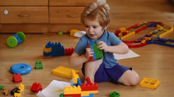 Bambino che gioca con i giocattoli del costruttore — Video Stock