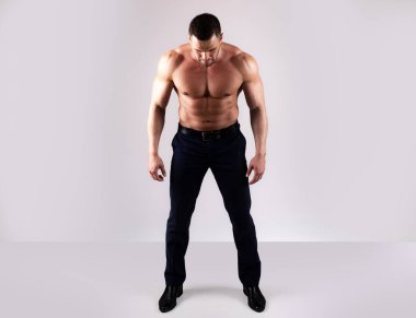 Güçlü adam mükemmel çıplak vücudunu gösteriyor. Çıplak gövde. Seksi kaslı adam. Tam uzunluk.