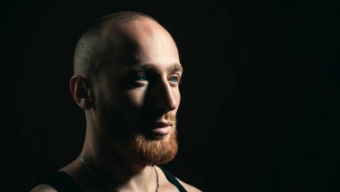 Yakışıklı adam, moda tarzındaki adamın yakın portresi. Erkekler cinsellik, cazibe ve karizma.