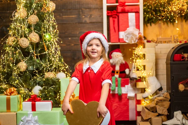 Miúdo feliz a divertir-se com presentes. Criança de inverno. Serviço de entrega de inverno para crianças. Criança feliz com caixa de presente de Natal. Criança bonita perto da árvore de Natal. — Fotografia de Stock