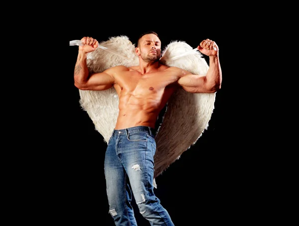 翼だ天使よ。セクシー男とともに筋肉体と裸の胴. — ストック写真