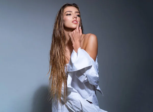 Módní portrét. Nádherný svůdný modelka dívka s dlouhými vlasy. — Stock fotografie